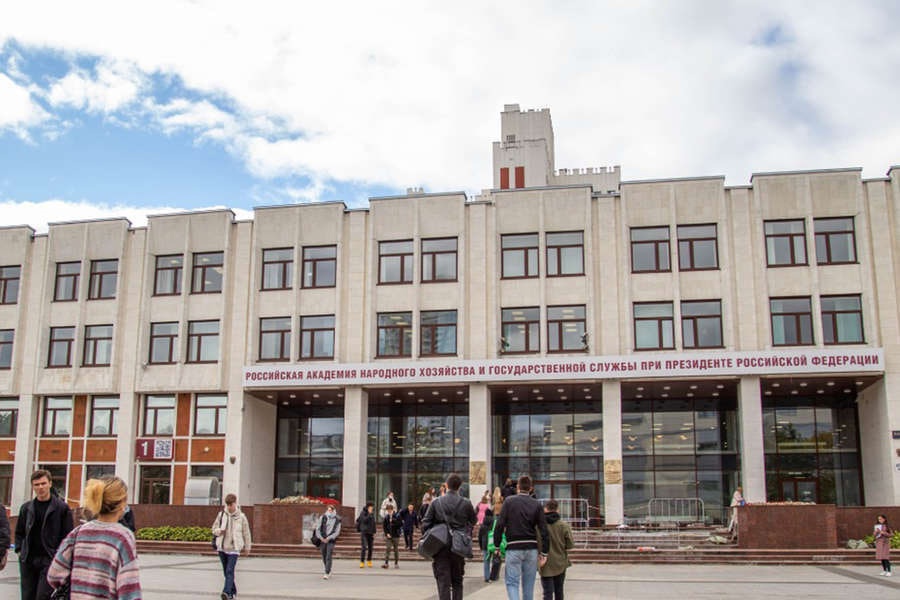 Уважаемые абитуриенты! Поторопитесь сделать правильный выбор высшего образования!