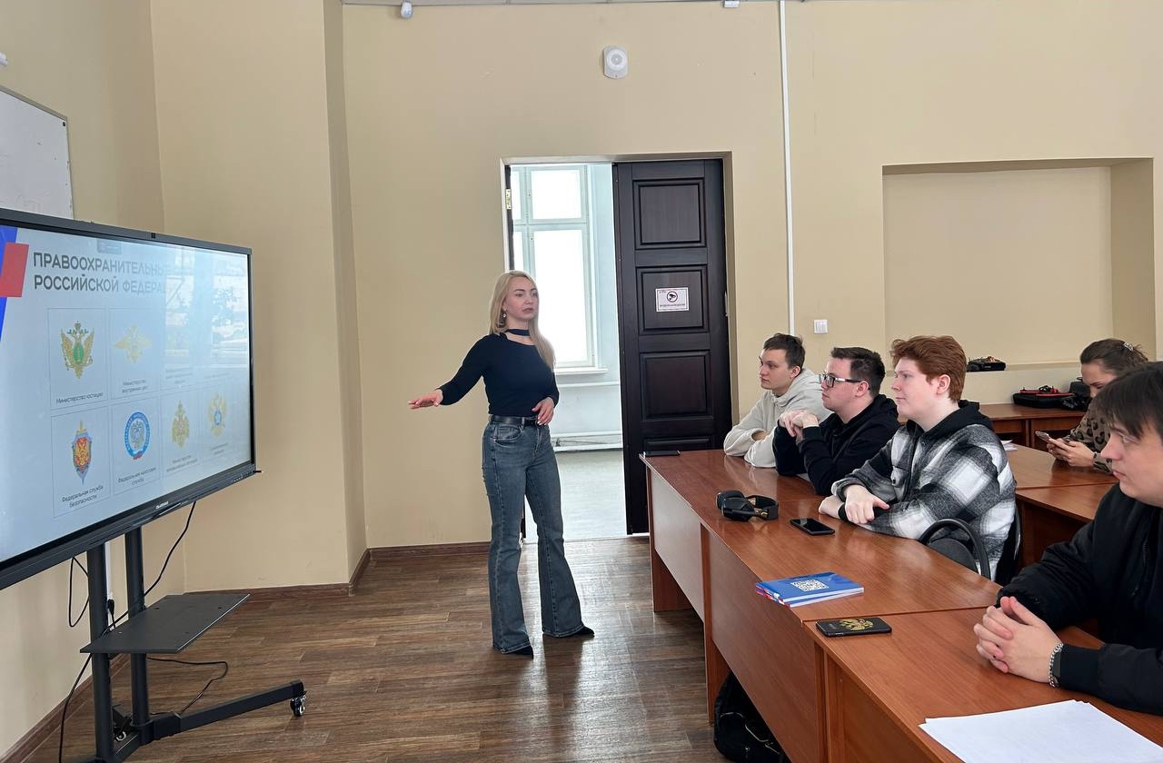 Герои, на которых мы равняемся: в Кировском филиале Президентской академии обсудили мужество и долг