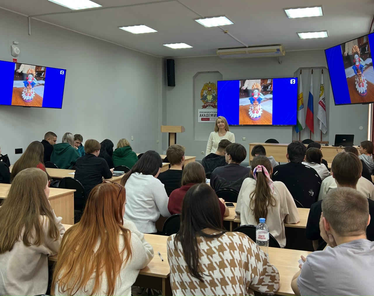 Студенты Кировского филиала Президентской академии приняли участие в увлекательном мастер-классе по лепке «Дымковской игрушки»