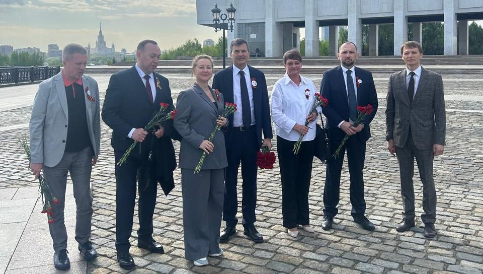 Елена Сергеевна Симбирских вместе с ректоратом Президентской академии, со студентами, выпускниками, преподавателями и коллегами из филиалов почтила память защитников нашей Родины у Огня памяти и Славы на Поклонной горе в г. Москве