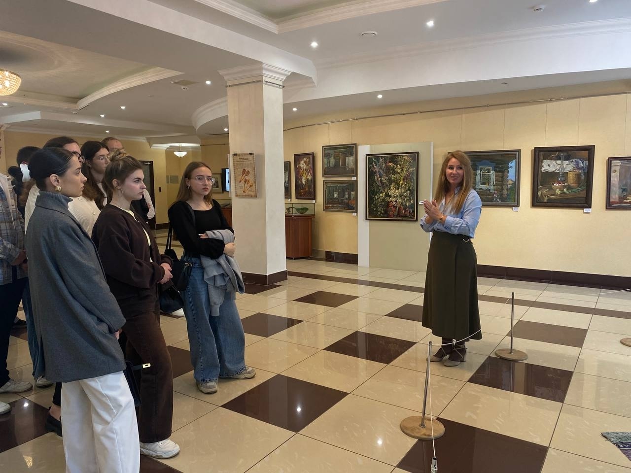 Экскурсия для студентов-первокурсников по библиотеке имени А. И. Герцена
