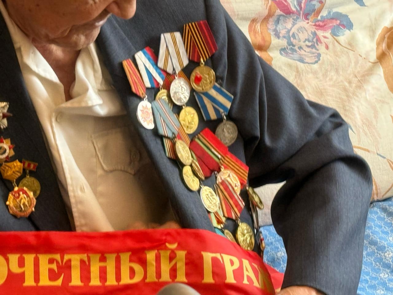 Студенты ГМУ-ДО-24 поздравили с 101 днём рождения почётного гражданина города Кирова, ветерана Великой Отечественной войны Лысова Анатолия Анисимовича