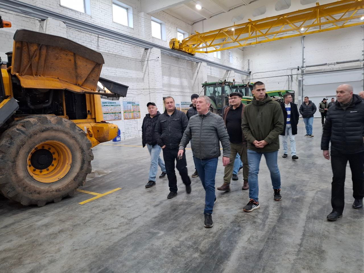 Знакомство с агропромышленным комплексом: "Вятский корпус Защитников Отечества" на Племенном заводе «Октябрьский»! 